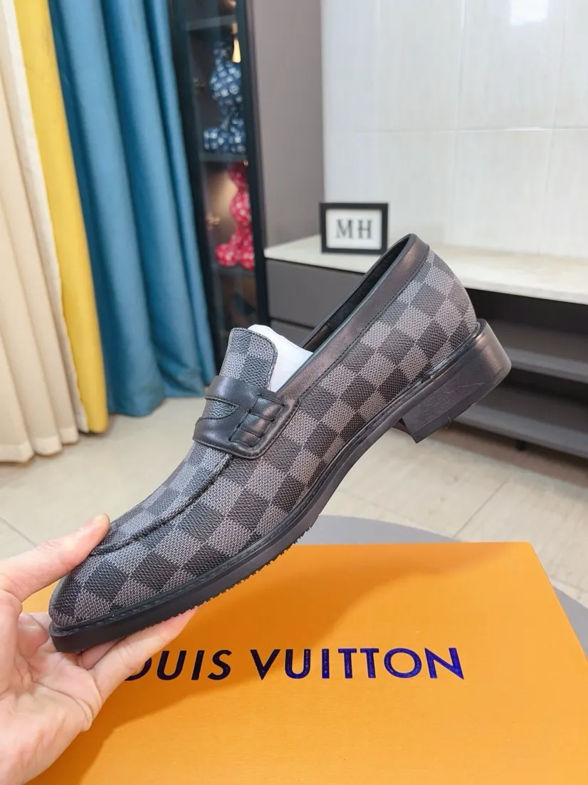 Ex-factory price 720🌹🌹High version [LV] Louis Vuitton's popular casual leather shoes🎖Fashionable and elegant🎖🎖Material: Original imported open-edge beaded cowhide, washed cowhide leather lining, original open-molded rubber outsole, high-end and classy, ​​elegant quality, instantly transforming into a handsome man ❤❤Standard\nNumber: 38-44